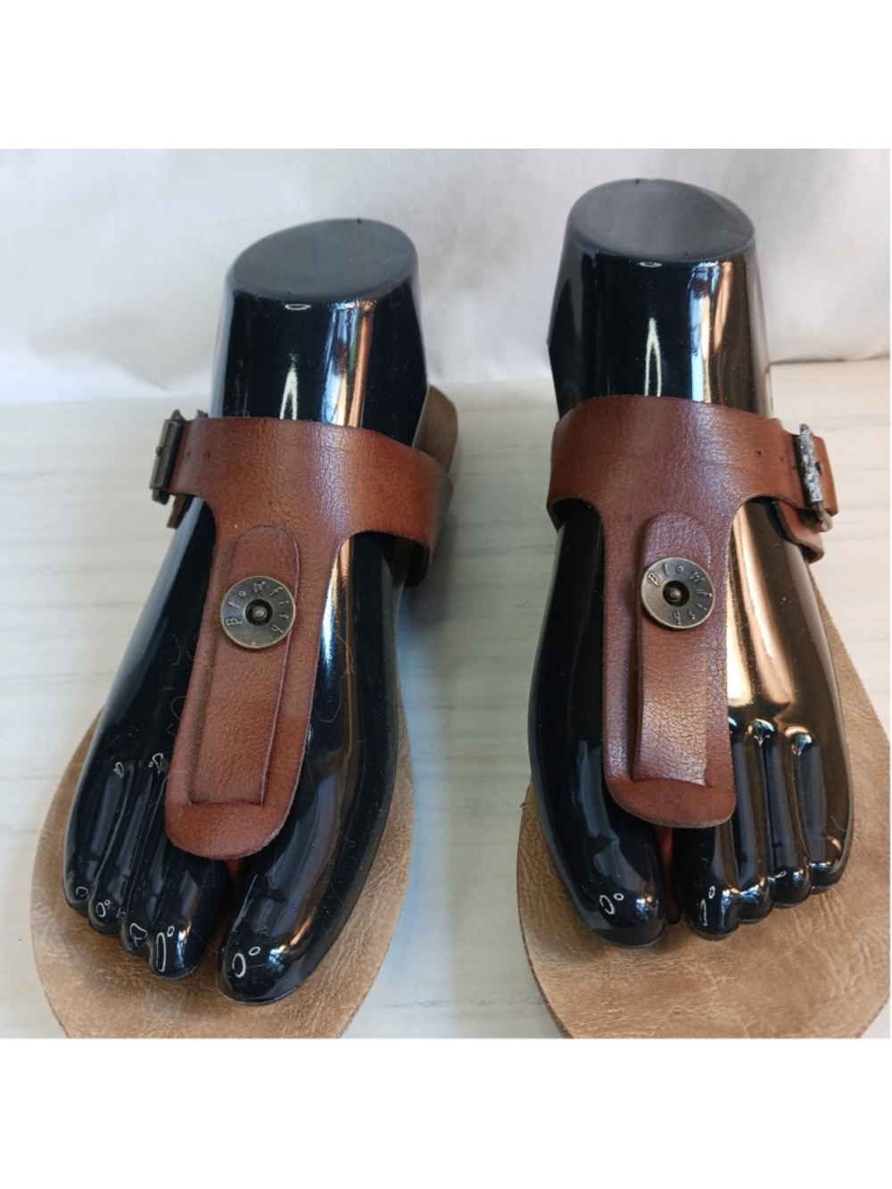 Blowfish Malibu Flip Flops Women's Size 8 T-Strap Thong Sandals Brown Buckle - Picture 2 of 7